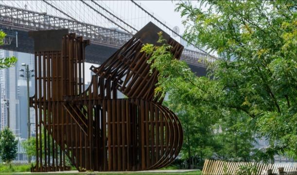 Nicholas Galanins LAND, Brooklyn Bridge Park in Brooklyn in New York, Zdroj: shutterstock.com